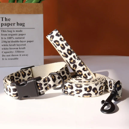 Luipaardprint Halsband en Riem voor Honden | Verstelbaar en Duurzaam Nylon | Gepersonaliseerd met Hondenaam | Comfortabele en Veilige Pasvorm