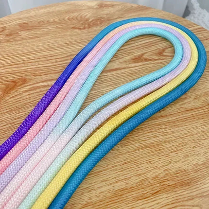 Kluwenvrije Nylon Hondenlijn | Ergonomische Grip | Duurzame Constructie | Geschikt voor Korte en Lange Wandelingen | Verkrijgbaar in Paars, Roze, Geel | Maten: S, M, L, XL | Modern Ontwerp