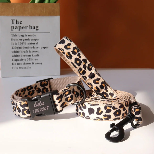 Luipaardprint Halsband en Riem voor Honden | Verstelbaar en Duurzaam Nylon | Gepersonaliseerd met Hondenaam | Comfortabele en Veilige Pasvorm