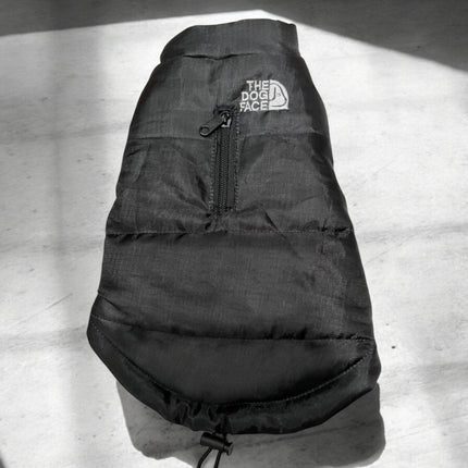 Abrigo antidesgarro negro para perros | Acolchado extra | Impermeable | Cintura ajustable | Abertura del arnés | Calidez | Aventuras al aire libre