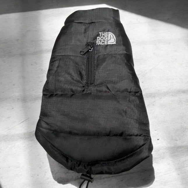 Abrigo antidesgarro negro para perros | Acolchado extra | Impermeable | Cintura ajustable | Abertura del arnés | Calidez | Aventuras al aire libre