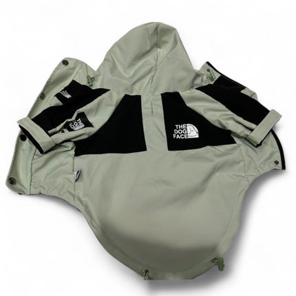 Giacca impermeabile per cani color menta | Doppia fodera | Chiusura con cerniera | Foro per imbracatura | Chiusure elastiche | Inverno 24/25 | Caldo e asciutto | Look elegante | Caratteristiche pratiche | Vestibilità comoda | Antipioggia