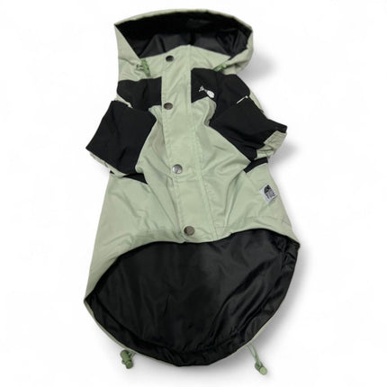 Giacca impermeabile per cani color menta | Doppia fodera | Chiusura con cerniera | Foro per imbracatura | Chiusure elastiche | Inverno 24/25 | Caldo e asciutto | Look elegante | Caratteristiche pratiche | Vestibilità comoda | Antipioggia