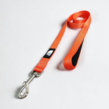 Odblaskowa smycz dla psa | Zwiększona widoczność | Pomarańczowy nylon | Wygodna rączka | Długość 1,5 m | Mocne i trwałe szwy | Bezpieczne chodzenie | Metalowa klamra